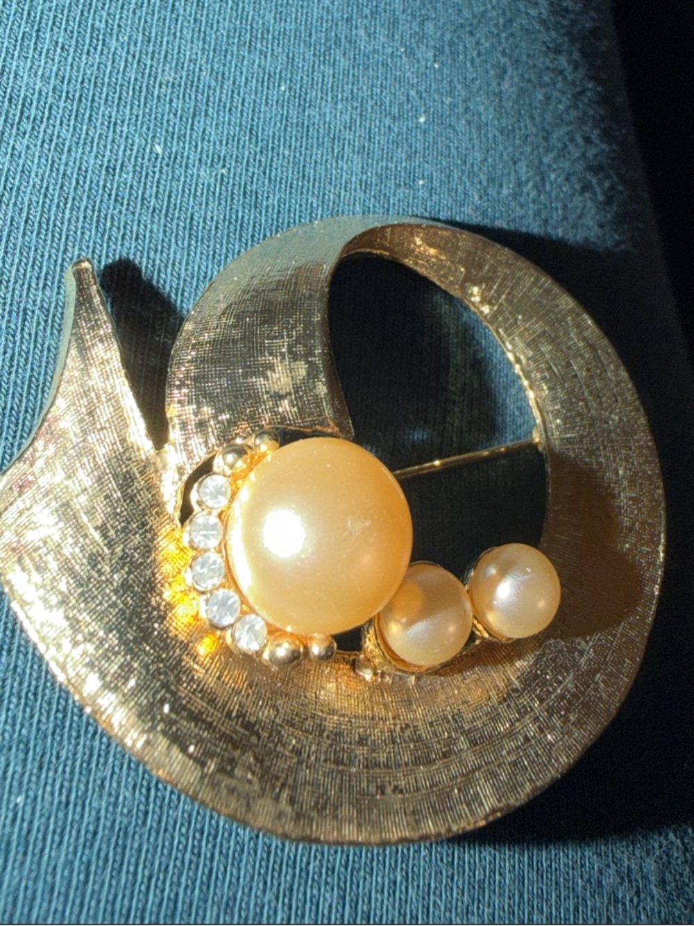 Gold-Tone Pearl & Rhinestone Swirl Brooch - Classic Elegance
